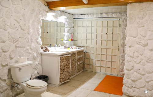 Salle de bain moderne de la Villa Kia Ora House à Aimehome, Teavaro avec vasque, toilettes et murs texturés décorratifs