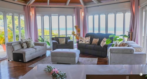 Spacieuse suite de séjour à Aimehome avec vue océan, mobilier élégant et design contemporain