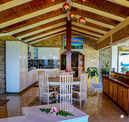 Spacieuse villa avec cuisine ouverte, poutres en bois apparentes, murs en brique et vue sur mer à Aimehome Teavaro