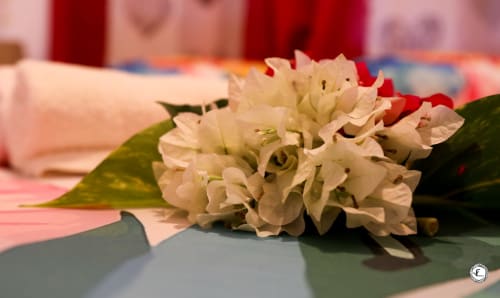 Arrangement de fleurs blanches avec des feuilles vertes sur table à la villa Aimehome à Moorea, Polynésie française