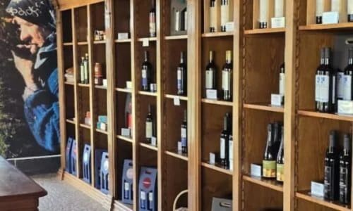 Cristaleira com garrafas de vinho na Tranca da Barriga Casa do Vinho, pousada temática de vinhos em Covilhã, Portugal