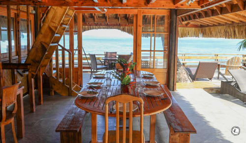 Villa à Moorea avec salle à manger face à l'océan, mobilier en bois et décoration tropicale