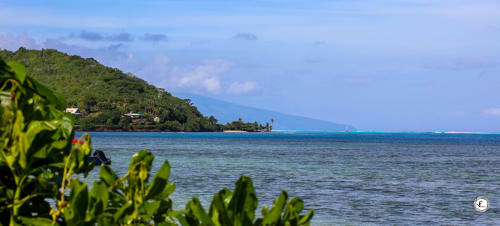 Villa à Moorea avec vue sur mer, colline verdoyante luxuriante, eaux turquoise et pics volcaniques lointains