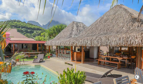 Villa Aimehome à Moorea avec bungalows toits de chaume, piscine et vues montagne luxuriantes