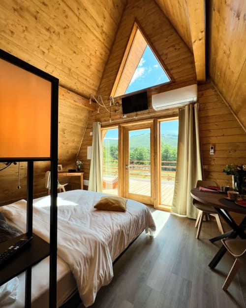 Camera con struttura in legno e vista montagna presso Guarda Che Luna Home & Relax, Sasso di Castalda