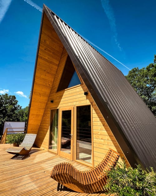 Moderna baita A-frame con rivestimento in legno e tetto in metallo a Guarda Che Luna a Sasso di Castalda, con terrazza e area lounge