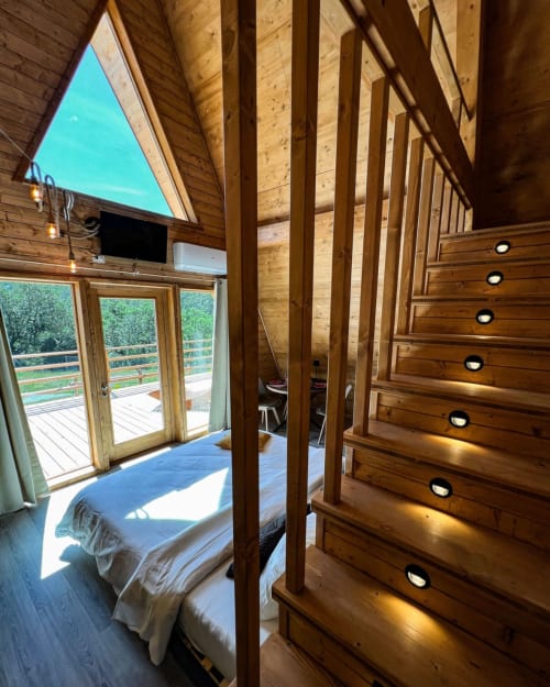 Lussuosa camera da letto in legno a Guarda Che Luna con letto matrimoniale, finestre panoramiche e vista montagna, Sasso di Castalda