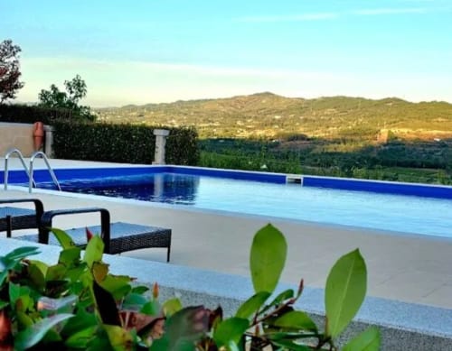 Piscina da Tranca da Barriga com vista para as montanhas de Covilhã, Portugal – Alojamento com espreguiçadeiras e vistas da encosta