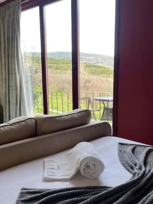 Quarto com vistas panorâmicas do vale de Covilhã, toalhas enrolladas e mobiliário moderno em Tranca da Barriga