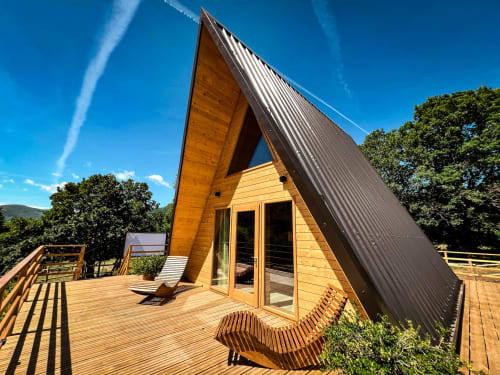 Modern A-frame glamping cabin with wooden deck and mountain views at Guarda Che Luna, Sasso di Castalda Italy