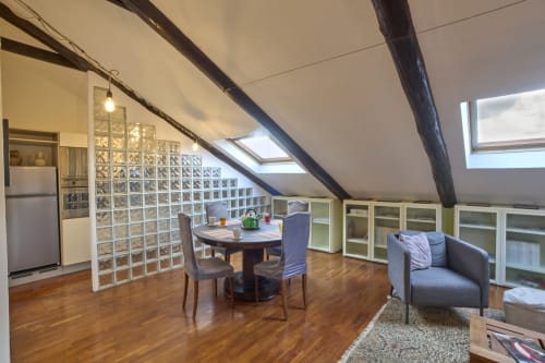 Appartamento in mansarda presso A Casa Armenia B&B Torino con zona pranzo, divisorio in vetro, angolo cottura e lucernari