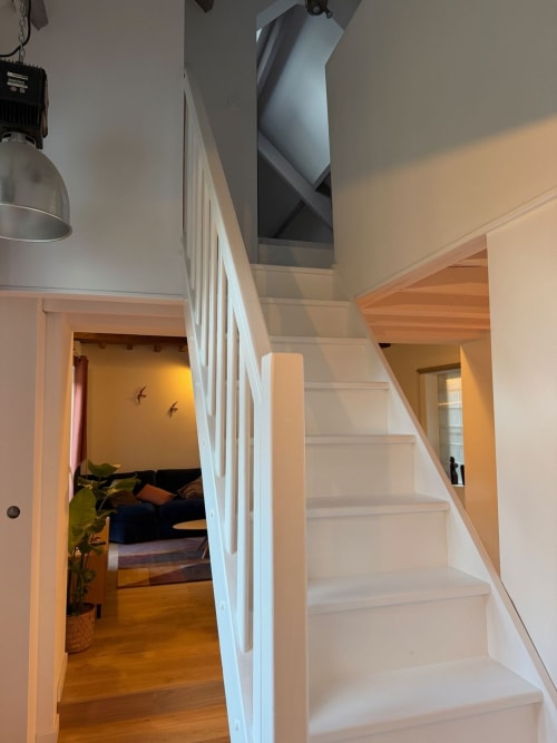 Escalier blanc de l'appartement Le426 Charmant avec chambre visible, gîte à Mouvaux