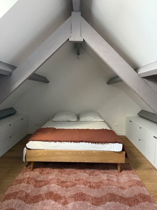 Chambre cosy sous les combles au Le 426 BnB à Mouvaux avec lit en bois, literie rouille et plafond mansardé