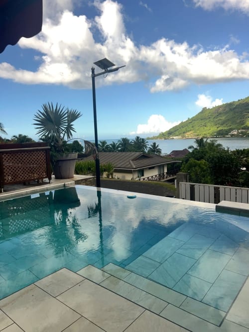 Piscine à débordement de la Villa Vaipipiha surplombant la baie de Paopao, Moorea, avec vue sur l'océan et le paysage tropical