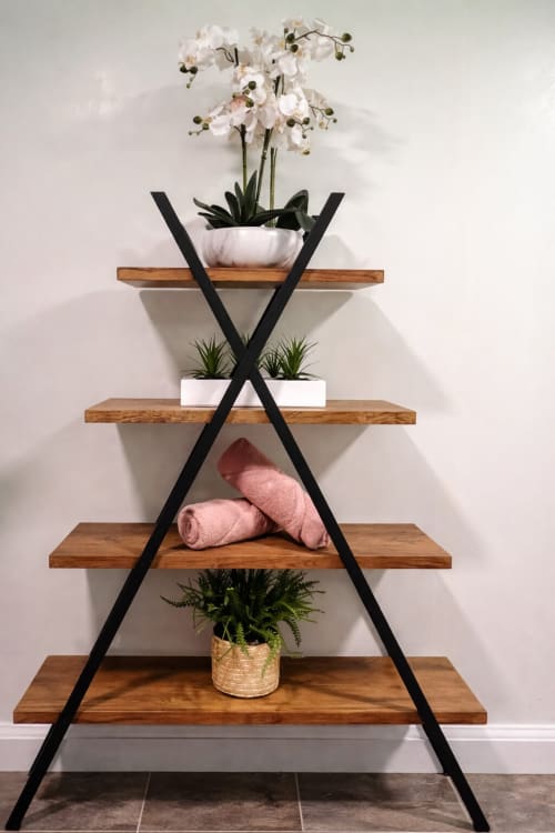 Présentoir à plantes moderne à étages avec orchidée blanche et fougères à Villa Vaipipiha chez Aimehome, Paopao