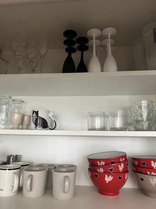 Dream Properties kitchen shelves displaying glassware, mugs, and decorative bowls in La Plagne Tarentaise