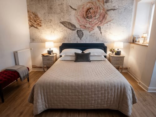 Chambre Le Castellas à La Bastide Des Muriers, Deaux, France avec lit queen-size, art floral mural et vue sur le jardin