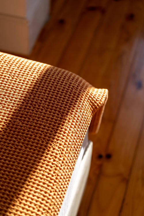 Almofada tecida dourada em close-up no hotel Bom Porto Apartments no Porto