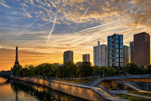 Tour Eiffel au coucher de soleil sur la Seine avec les immeubles emblématiques de Paris en arrière-plan
