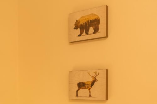 Arte murale in legno con sagome di orso e cervo nella Stanza Stelvio presso Le Alpi bed & living, Cividale Camuno.