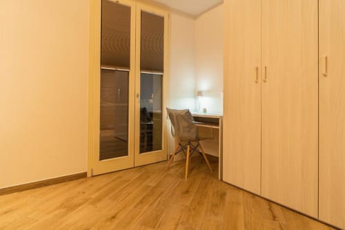Camera Tonale presso Le Alpi bed & living a Cividale Camuno con armadio in legno, scrivania, sedia e pavimenti in legno massello