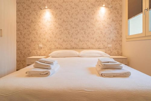 Camera Alpi Aprica a Cividale Camuno: letto matrimoniale, morbidi asciugamani, carta da parati decorata e illuminazione ambient