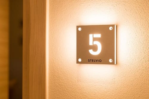 Targhetta numero 5 della Camera Stelvio presso Le Alpi bed & living a Cividale Camuno