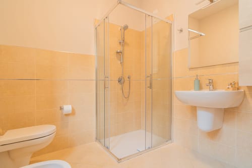 Bagno moderno con box doccia in vetro presso Le Alpi bed & living sulle Alpi Italiane