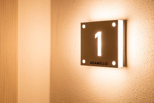 Insegna luminosa della camera numero 1 Camera Adamello presso Le Alpi bed & living, hotel di montagna italiano