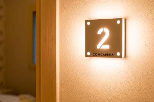 Insegna illuminata della camera 2 "Camera Concarena" presso Le Alpi bed & living, hotel di montagna italiano