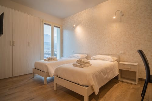 Camera matrimoniale spaziosa a Le Alpi bed & living in Italia con vista montagna, pavimenti in legno e comfort moderni