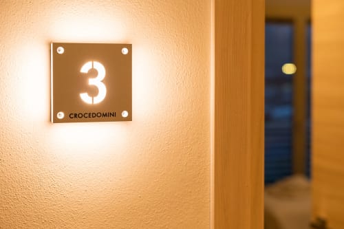 Insegna luminosa numero 3 della camera Crocedomini presso Le Alpi bed & living nelle Alpi italiane