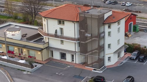 Le Alpi bed & living, struttura con tetto in coppi, parcheggio e vista sulle montagne in Italia