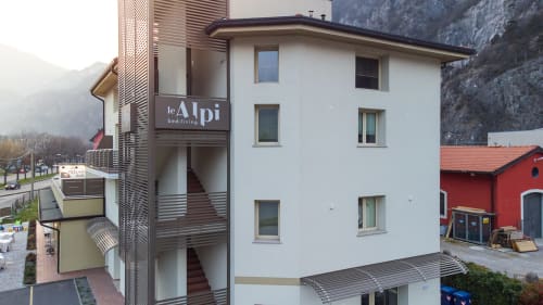 Esterno Le Alpi bed & living con vista sulle montagne, edificio bianco con architettura moderna nelle Alpi italiane