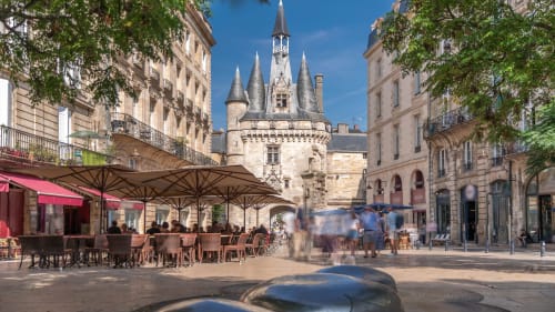 Tour de château médiévale et terrasse de café dans le quartier historique de Galgon à Bordeaux, près de l'hôtel Les Petits Toits