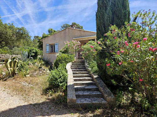 Villa Les Cyprès du Domaine de L'Échappée Belle à Entrecasteaux, allée de pierre avec fleurs roses en fleur et cyprès