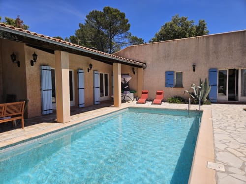 Piscine privée de la Villa Les Cyprès avec terrasse, transats et architecture méditerranéenne à Entrecasteaux, France