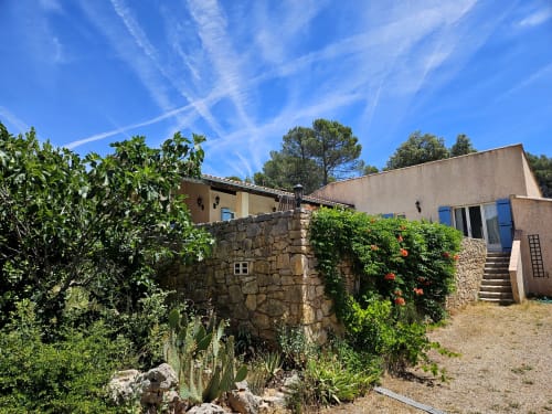 Hôtel Domaine de L'Échappée Belle à Entrecasteaux : pierre, portes bleues et méditerranée