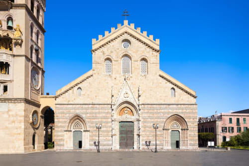 Facciata della Cattedrale di Messina in Sicilia, vicino all'hotel BellDuomo Suite Messina con architettura storica e cielo azzurro