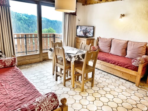 Suite chalet alpin Chez Francine avec vue montagne, lits en bois et décor rustique traditionnel