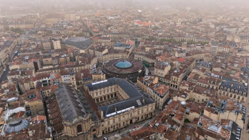 Vue aérienne de Lyon montrant l'architecture historique et le bâtiment moderne aux formes géométriques