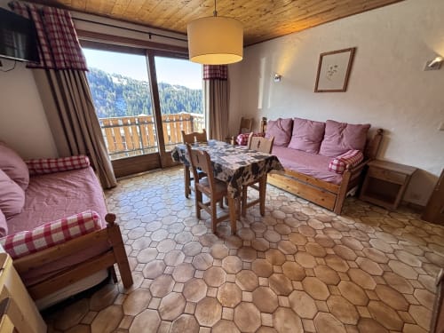 Studio alpin douillet chez Francine avec vue sur les montagnes, mobilier rose et poutres en bois traditionnel à Notre Dame de
