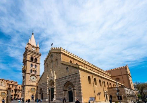 Cattedrale di Messina con campanile in Sicilia, vicino alla struttura BellDuomo Suite Messina