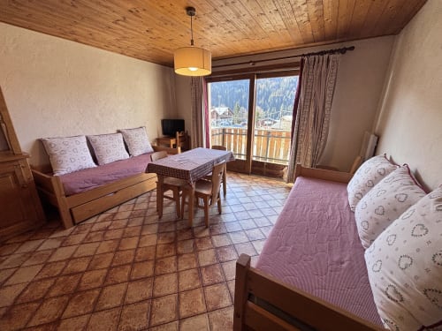 Studio cosy Chez Francine à Notre Dame de Bellecombe avec lits jumeaux, canapé et vue montagne depuis balcon
