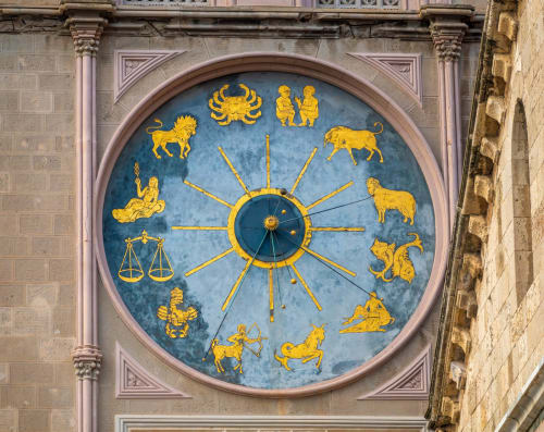 Ruota zodiacale con simboli dorati su sfondo blu all'ingresso dell'hotel BellDuomo Suite Messina