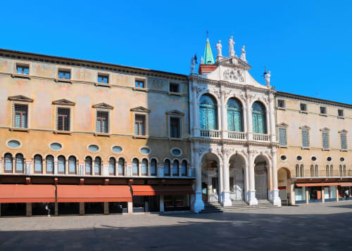 Facciata della BellDuomo Suite Messina con vista sulla storica piazza del Duomo a Messina, Italia