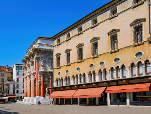 Corte della suite BellDuomo Messina BnB con architettura storica e tende arancioni a Messina, Italia