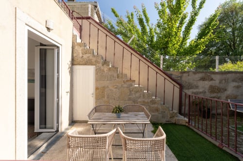 Terraço do Apartamento T1 Bom Porto no Porto com vista para jardim, área externa e escada de pedra