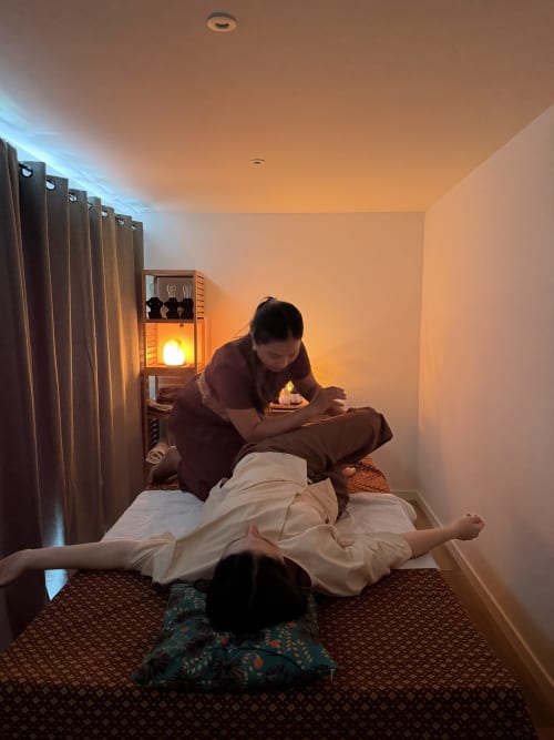 Séance de massage au spa Lady Jule à Sainte-Luce-sur-Loire avec éclairage ambiant chaleureux