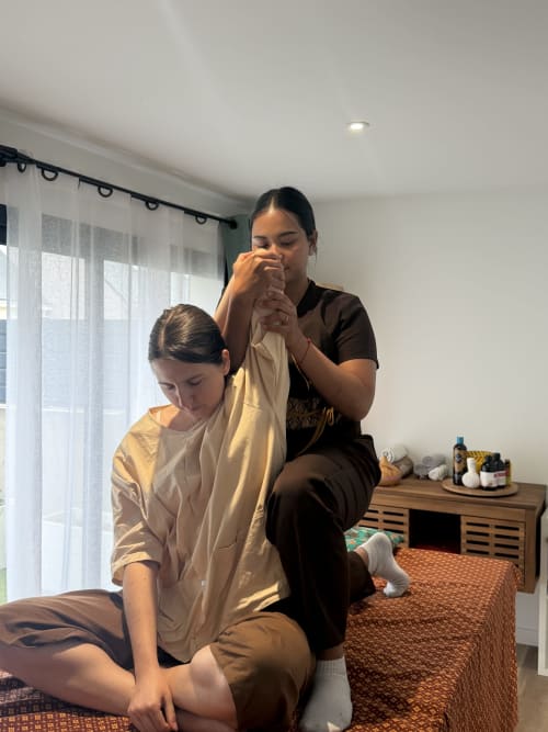 Thérapeute en spa pratiquant un massage à Lady Jule chambres d'hôtes à Sainte-Luce-sur-Loire